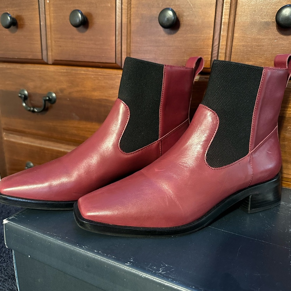 Beautiful garnet Bernardo Hayes Chelsea booties